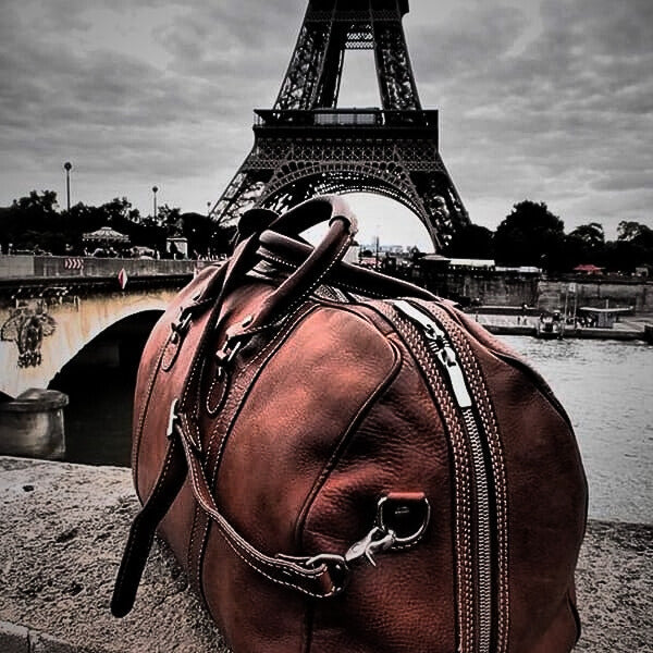 Articles en cuir pour homme : sacs, ceintures, portefeuilles et accessoires en cuir véritable ou cuir technique premium.