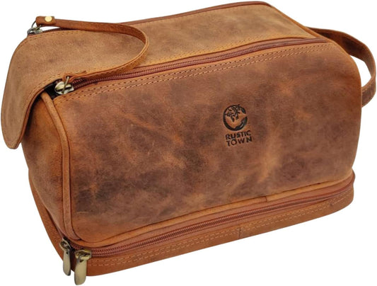 Trousse de toilette en cuir marron Rustic Town — vue de face

Trousse de toilette homme en cuir — compartiment inférieur zippé

Trousse de voyage en cuir — organisation intérieure

Trousse de toilette Rustic Town — poignée et fermetures YKK

Trousse de toilette — format compact pour valise