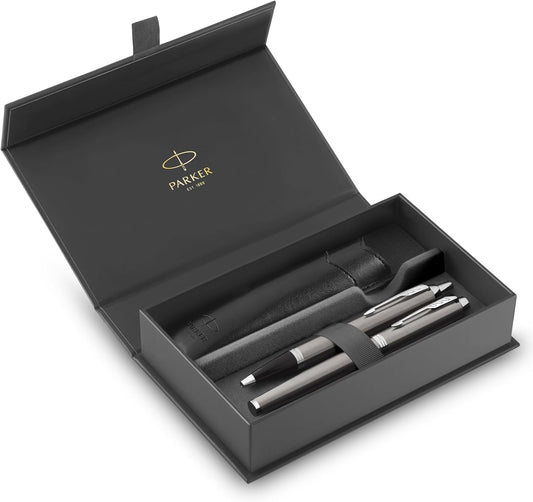 Coffret Parker IM Duo | Stylo Plume, stylo bille et étui à Stylo | Finition acier inoxydable avec garnitures chromées | Pointe moyenne | Recharges d’encre bleue | Le cadeau de fin d’études idéal