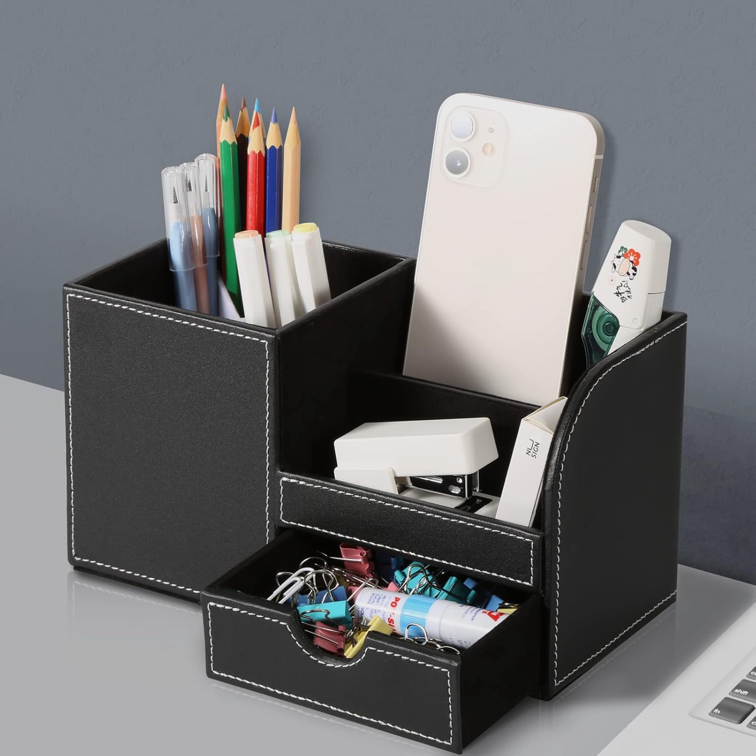 GORESE Organisateur de Bureau, Rangement de Bureau en Cuir Pot à Crayons Porte-Stylo Peu Encombrant, 4 Compartiments de Stylos, Agrafeuses, Dossiers, Notes Autocollantes, Téléphones(Noir 1)