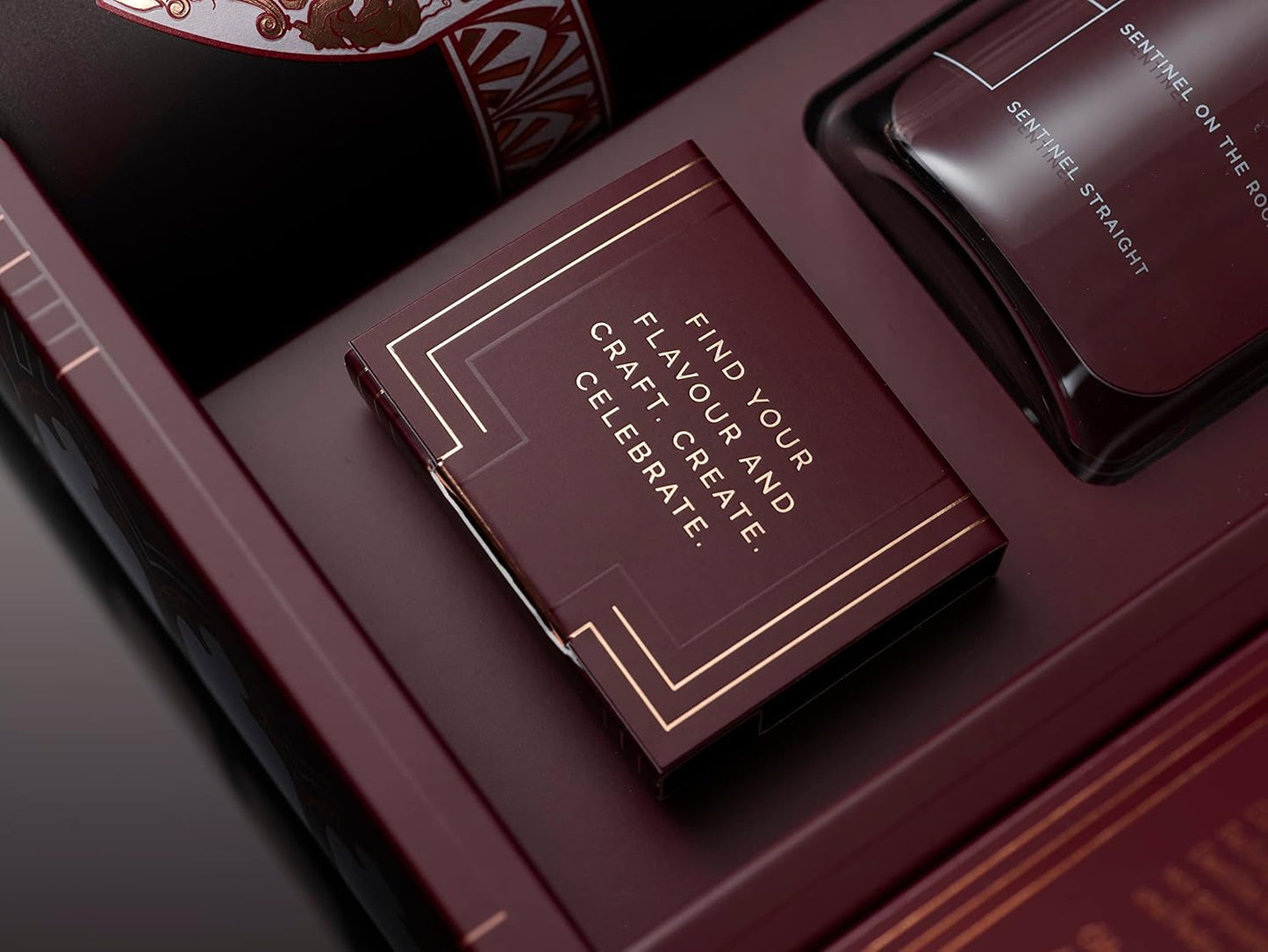 The Sentinel Artefakt Set cadeau | The Sentinel Scented Rum | Set cadeau premium avec 2 verres & livre de cocktails | 100% BIO | PX Sherry | 41% vol. | bouteille individuelle de 500ml