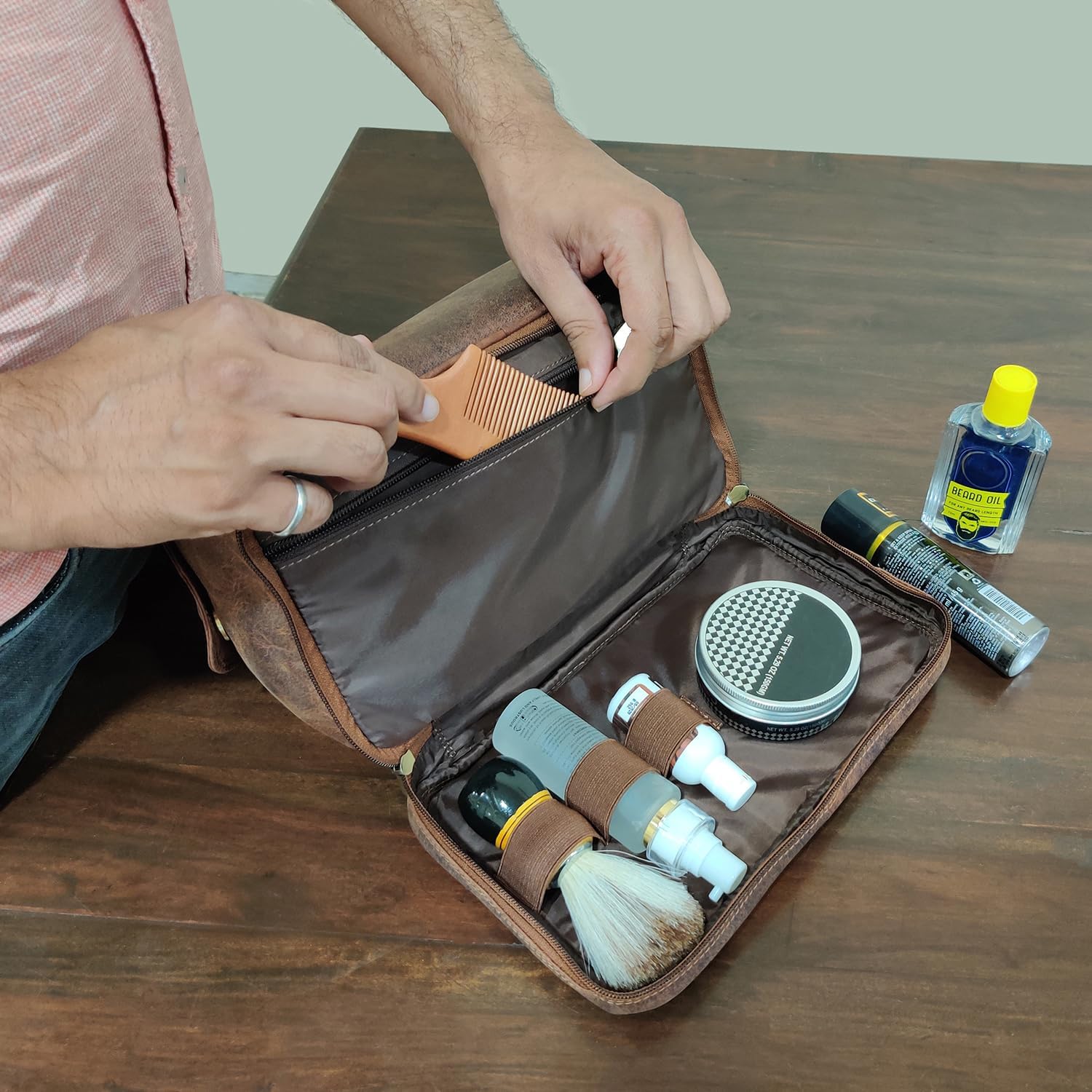 Rustic Town Trousse de Toilette de Voyage en Cuir pour Homme
Trousse de toilette en cuir marron Rustic Town — vue de face

Trousse de toilette homme en cuir — compartiment inférieur zippé

Trousse de voyage en cuir — organisation intérieure

Trousse de toilette Rustic Town — poignée et fermetures YKK

Trousse de toilette — format compact pour valise
