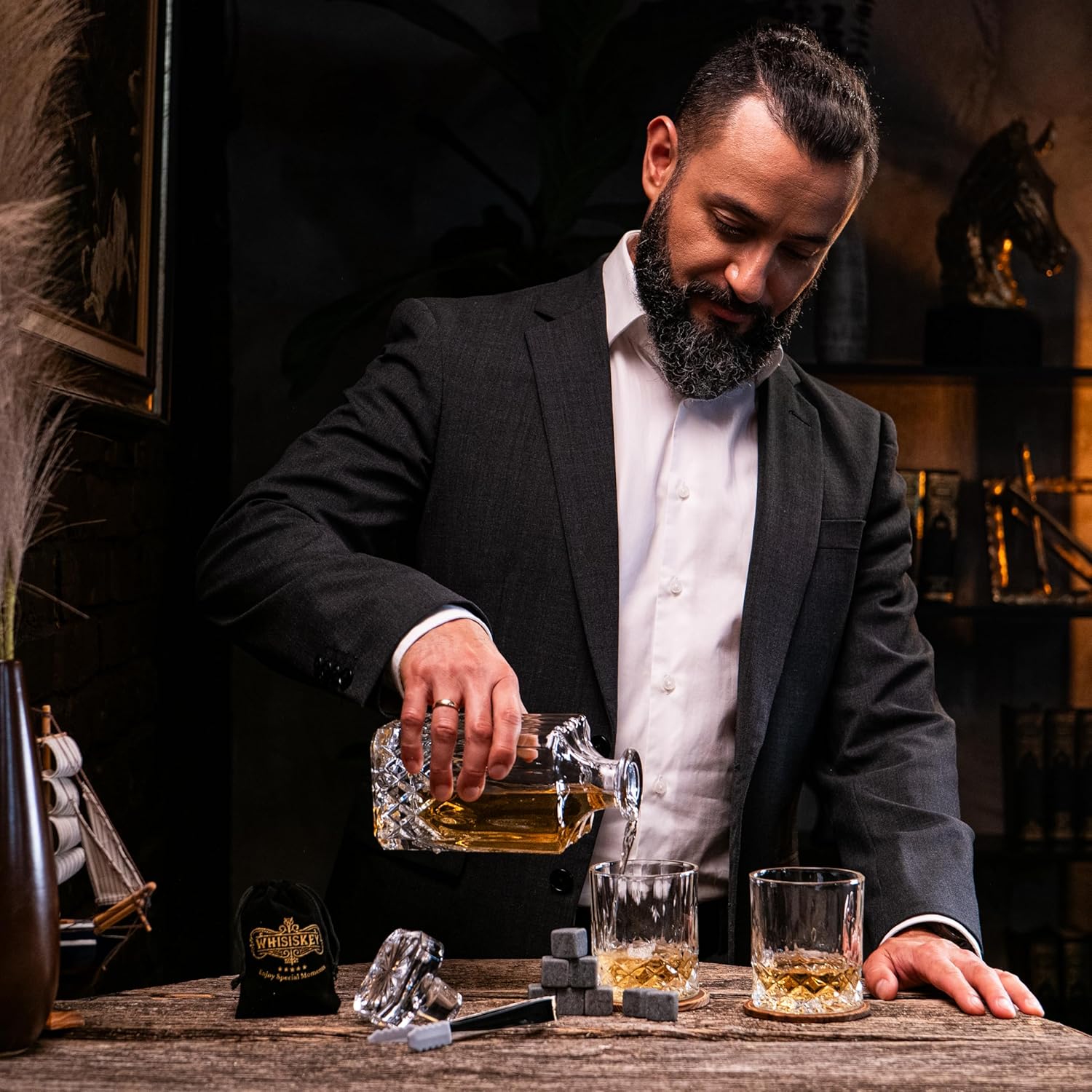 WHISISKEY Set de Verre a Whisky - Coffret Whisky Cadeau Homme - Verre à Whisky & Rhum - 4 Verres à Whisky x 310ML, 8 Pierre a Whisky, 4 sous-Verres, Whiskey Accessories